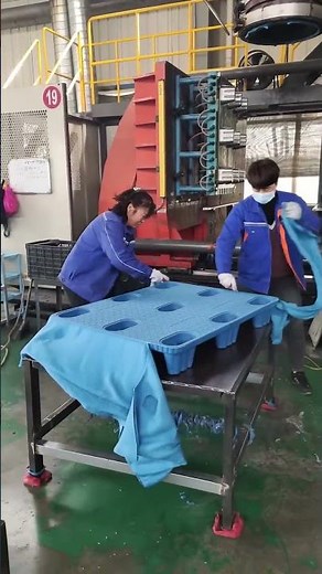 Blow molding process of plastic pallets