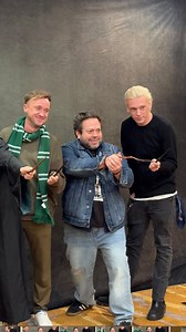 LE CAST D’HARRY POTTER RÉUNI À PARIS 🧙 Une partie du cast de la saga Harry Potter s’est réunie aujourd’hui à Paris lors de la convention « Enter The Wizard World 2 ». @t22felton, Jamie Campbell Bower, @devonmurrayofficial, Dan Fogler, @scarletthefner et Stanislav Yanevski ont eu le plaisir de se retrouver et ont partagé des moments très sympathiques avec les fans. Quel est votre personnage préféré ? — #harrypotter #Potterhead #ETWW2 #deeamitcon #tomfelton #jamiecampbellbower #danfogler #devonmu
