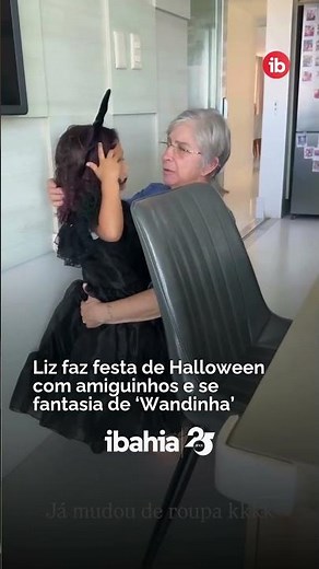 Liz has a Halloween party with her friends and dresses up as ‘Wandinha’