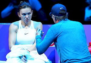 SIMONA HALEP - AJLA TOMLJANOVIC // Simona Halep, primele momente de nervozitate din 2020 » Iritată la intervenția lui Darren Cahill: „Spune-i că am obosit!”