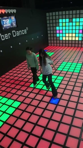 "6 Frog River Crossing is killing me 😂 #CyberDance #GridJump #BeijingTeamBuilding #TeamGames"