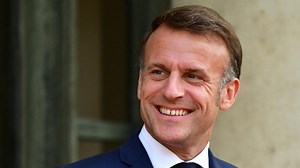 Emmanuel Macron chapeau sur la tête : une photo intime en surprend plus d’un !