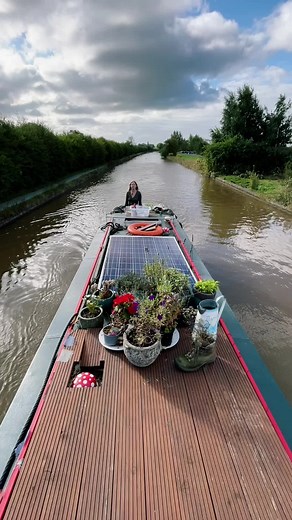 Exploring Narrowboat Living: A 59 ft Home on the Canal