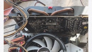 不支持UEFI的显卡点不亮怎么办? 先找一片支持UEFI的显卡，比如GTX1050，点亮后把主板BIOS改为CSM，就能点亮不支持UEFI的显卡了