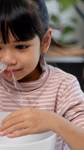 🎥 ¿Sientes congestión nasal y quieres aliviarla de forma segura? En este reel te explicamos cómo hacer un lavado nasal en menos de un minuto 👃💧 😣 La congestión puede incomodarte al dormir o al realizar actividades diarias. 💡 Con un simple lavado nasal con solución fisiológica, puedes despejar tus fosas nasales de manera efectiva. 📌 Recuerda: usa una jeringuilla de 10 ml, inclina tu mentón hacia el pecho, envía la solución despacio y puede salir por la misma fosa o por la otra. 📲 Agenda tu