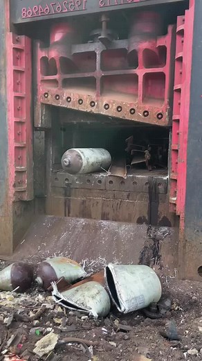 Catalytic Converter Hydraulic Shear Crushing Process