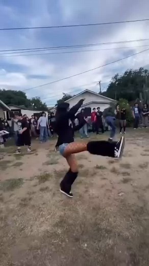 Girl_can_mosh on Instagram: "While male hc is losing its shit the girlies are over here just doing 360’s 🫡🙂‍↔️💅 @lov3r._m"