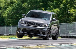 The most powerful, and quickest SUV on the planet, has finally arrived in South Africa. Jeep South Africa’s Grand Cherokee Trackhawk is here, bringing with it some incredible performance stats. The ‘King of SUVs’ runs the 0-100kph sprint in just 3.5 seconds, dusts the quarter mile in 11.6 seconds, and tops out at 290kph. Armed with the same supercharged 6.2-litre V8 from the Dodge Challenger Hellcat, the Jeep Grand Cherokee Trackhawk produces an identical 522kw and 875nm, but sends power to all 