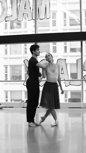 ‘Hummingbird’ takes flight in a breathtaking expression of human emotion. Set to Glass’s three-movement ‘Tirol Concerto’ for Piano and Orchestra, Liam Scarlett’s choreography articulates profound love and longing. Studies in Blue opens two weeks from today! See this piece alongside Andrew McNicol’s ‘Yonder Blue’ and Stina Quagebeur’s world premiere ‘Hungry Ghosts’ February 15-25 at the Lyric Opera House. Purchase tickets at joffrey.org/studiesinblue. 🩰 Olivia Duryea & Valentino Moneglia 🎹 Jorg