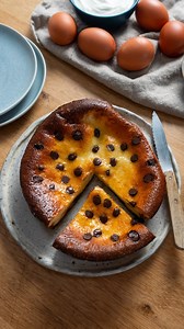 1M views · 2.2K reactions | C'est LA recette la plus simple du monde : le gâteau express au yaourt et aux pépites de chocolat  | Demotivateur Food | Facebook