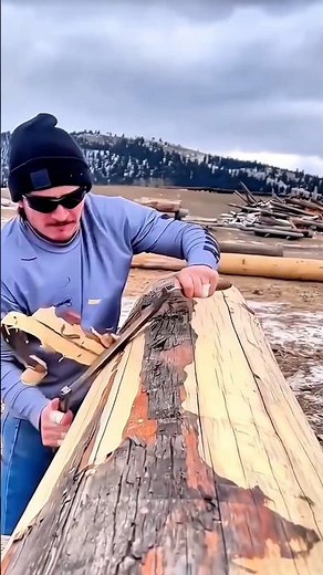 The Process of Peeling and Shaping Logs Using a Manual Planer #shorts