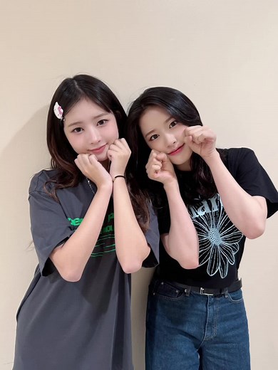 Step on me? 🤣 Credits to the owner of the first video and the banners. lol #ive #yujin #rei #dukongz