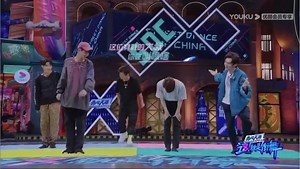 174K views · 10K reactions | En este video podemos observar varias cosas: 1) Yibo aprende rapidísimo la coreo. Eso es Inteligencia Cinestésica. 2) La definición de movimientos de Yibo es prodigiosa. 3) Lay está a lo suyo. 4) A baja velocidad, son muy, muy sensuales... Wowwwww #LaSonrisaDeYibo  | Las Manos de Yibo | Facebook