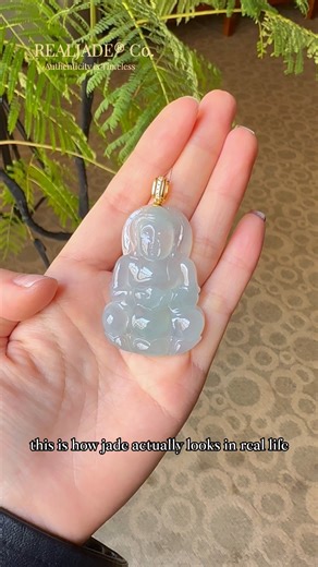 Real Jade Co. ( Jade Education Channel ) on Instagram: "Why does natural light matter for jade? 💡 When you hold jade between your eyes and a light source,�that’s called TRANSMITTED LIGHT.�It’s great for spotting cracks, grain lines, and internal clouds — very useful for inspection. Now turn around.�Let the light hit the jade from the front and reflect back to your eyes.�This is REFLECTED LIGHT — what we usually call natural light. ✨ This is how jade actually looks in real life. And yes — the di