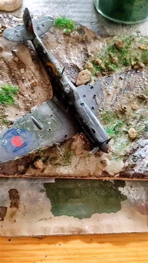on colle les matériaux, c'est bientôt fini !#CapCut #fy #foryou #fyp #pourtoi #fypシ #warplane #plane #crash #spitfire #modelist #diy #warthunder #diorama #dioramamaker #modelisme #maquette #usa #halftrack