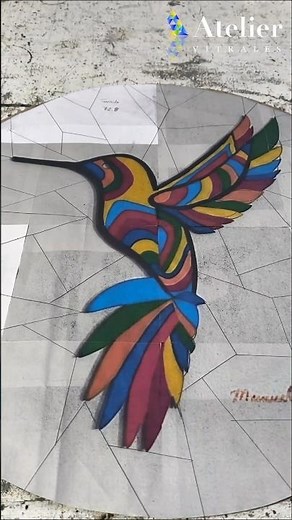 Primer paso de un vitral: Marcar y cortar la plantilla. Todo hecho a mano en Atelier Vitrales.