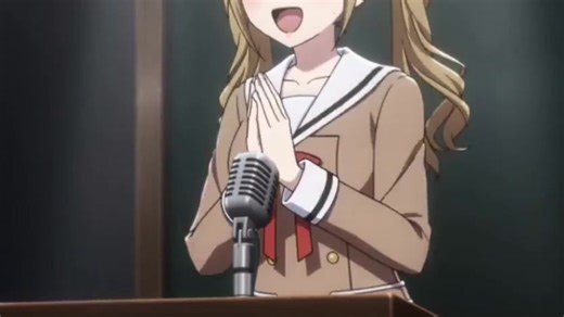 正在宣布好事情的花咲川女子学园学生会成员