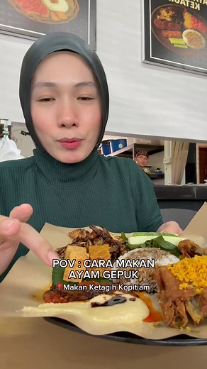 Siapa ada dalam live Puan A tadik nang tauk kisah “Fake Acc” yang bernama diana (Bukan nama sebenar) . Suk live tek tiba tiba nya komen tiap kali datang MKK nang problem. Paling ingat nya komen “Makanan nang sejok merok” Bila ingat ingat balit. Macam pernah nangga nama Diana(Bukan nama sebenar) tok tek. Paduhal banyak yang komen fake acc. 😂Macam macam jak oh orang nak molah kita tok . hahah Paling lawak follower Puan A nok bejawab ngn nya . “Kali nya makan es pisang ijo” yala sejok merok😅 Bila