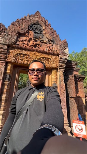 🏯✨ Banteay Srei Temple – The Jewel of Khmer Art ✨🏯 Discover the finest stone carvings and timeless beauty of this iconic pink sandstone temple 🇰🇭📸 A must-visit destination for history and culture lovers. 🚖 Lang Angkor Ride 📞 Contact / Booking: 855 78 211 331 #LangAngkorRide #BanteaySrei #AngkorHeritage #CambodiaTravel #ExploreWithLocal #SiemReapCambodia | Lang Angkor Ride