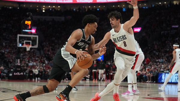 Castle, Harper combine for 60 points as Spurs win in Portland to grab 2-1 series lead