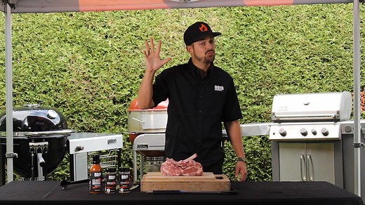 💥 CÔTE DE VEAU AU BBQ 💥 Vous êtes un fan du classique « steak-frites », mais désirez faire différent pour votre souper du samedi soir, ou même votre lunch du mercredi? 🤔 On vous propose une délicieuse recette de côte de veau et frites, entièrement préparée sur le BBQ! 🔥 Commentez le nom d'une personne qui adorerait cette version! 👇 | BBQ Québec