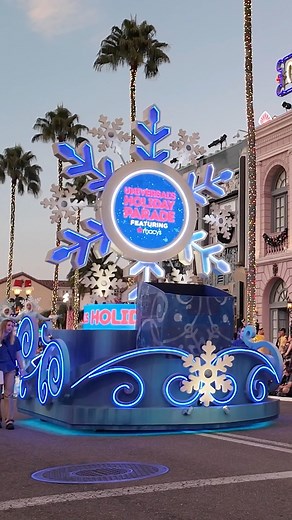 Universal’s Holiday Parade featuring Macy’s is an adorable dose of Christmas magic! | Ride On Orlando