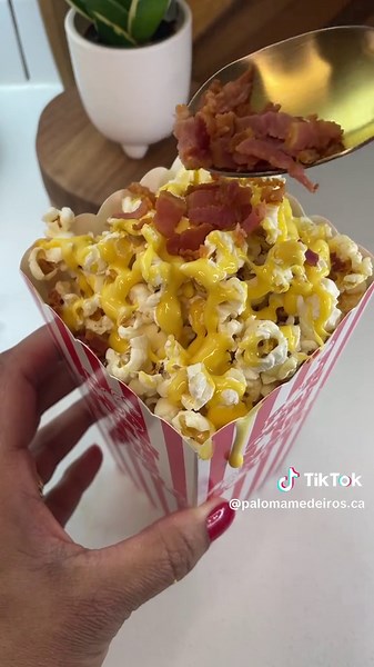 🍿🧀🥓Popcorn w/ cheddar cheese & bacon!!! 🤌🏼✨The most delicious toppings for your popcorn! ✨Popcorn Maker ( Link in my Bio!) ✨Follow me for more easy and delicious recipes! 🧀 Instructions to make cheddar cream: - 2-3 squares of cheddar cheese - 1/4 cup of milk * Stir over medium heat until the cheese melts and turn creamy, while the cream is still hot, place on top of the popcorn. ENJOY!🫶🏼 #popcorn #popcorn🍿 #movienight #movienightathome #movienightsnacks #easyrecipeideas