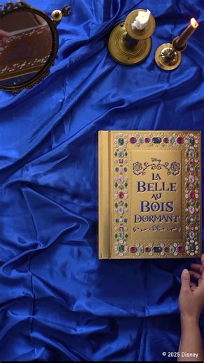 Encore 5 petits jours… et il sera à vous ✨ Le grimoire que vous avez vu s’ouvrir dans les premières secondes du film, celui qui vous a fait dire : « Ce livre, il me le fauuuuuut ! » 😍 💫 Couverture dorée, effet pierres en relief, et de magnifiques illustrations pour revire l’histoire magique du film Disney … 𝑳𝒆 𝑮𝒓𝒊𝒎𝒐𝒊𝒓𝒆 𝒅𝒆 𝒍𝒂 𝑩𝒆𝒍𝒍𝒆 𝒂𝒖 𝑩𝒐𝒊𝒔 𝑫𝒐𝒓𝒎𝒂𝒏𝒕 arrive en librairie le 1er octobre ✨ ! Qui a aussi hâte que nous ? 😱 👑 Le Grimoire de la Belle au Bois Dormant 📦 P