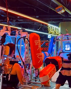 I've always wanted to try these robotic fighting suitsrobot! 🤖🥊🗼 | UNILAD