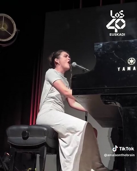 Amaia cantando “Como yo te amo” de Rocío Jurado, en los premios Aupa! #amaia #parati #amaiaromero #fyp #rociojurado @amaia