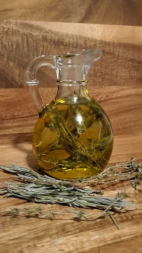 Making lavender thyme oil! All you need to do is take dried lavender leaves (you can also use the flower itself) and dried thyme and add it to your oil of choice. #diyoil #infusedoil #lavender #thyme #lavenderthymeoil #diy #cottagecore #homemade