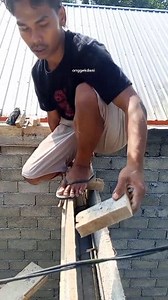1.6M views · 15K reactions | Memasang papan bagisting coran untuk balok ring atas tembok bangunan rumah. Installing the cast formwork board for the upper ring beam of the house building wall. #bangunan #bagisting #tukang_kayu #woodworking #DIY | Onggek Dani | Facebook