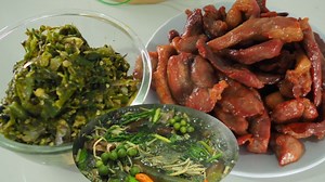 239K views · 10K reactions | ลุ้นหวย กันเหนื่อยหรือยัง มาเติมพลังกันด้วย แกงหน่อไม้ น้ำพริกแซ่บๆ กันบ้างดีกว่า เข้ากับอากาศวันฝนตกมาก แซ่บหลายเด้อ | นุ้ย อินเตอร์ | Facebook