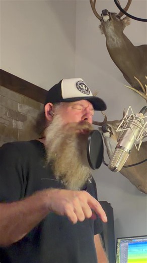 I wanted to share a snippet from one of my personal favorite songs on the upcoming album. It’s called “Scars On Me”. The song encompasses what i’ve learned from doing life. Im sure some of you can relate. I hope you guys enjoy the sample! ❤️ #fyp #origional #countrymusic