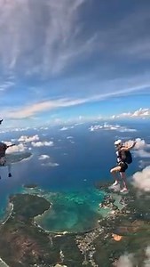 Qui n'a jamais rêvé de voler ? 🥰 Direction les Seychelles, connu pour ses magnifiques plages et réserves naturelles, cet archipel composé de 115 îles est situé au large de l'Afrique orientale. Aussi splendides sur terre qu'en l'air, elles possèdent une nature époustouflante. 🌊☀️ | Marie Claire France