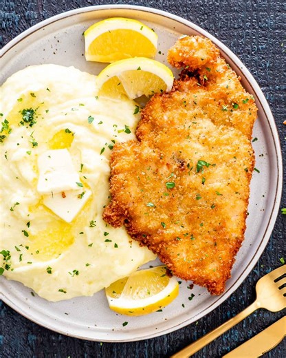 🍗 Chicken Schnitzel is crispy, golden, and pan fried perfection. Recipe link in comments 👇 | JoCooks