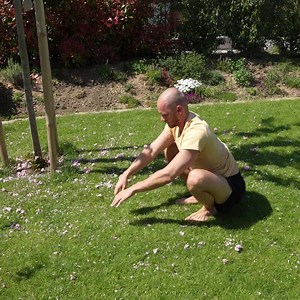 15 reactions | Rollen ist ein absoulter Basis Skill, den jeder kinderleicht beherschen sollte. Gold für eure Wirbelsäule! Hier in Verbdingung mit einem Mini Mobility Flow und beim Tanken von Vitamin D und Serotonin in der Sonne :) #bewegung #bewegungmachtglücklich #fitfamgermany #yogadeutschland #dehnen #beweglich #übungen #übungenzuhause #wirbelsäule #rückentraining #rückenschmerzen #chonischeschmerzen #nackenschmerzen | Mybodymind | Facebook