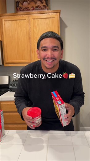 Easy Strawberry Cake with Vanilla Frosting Recipe 🔥🍰