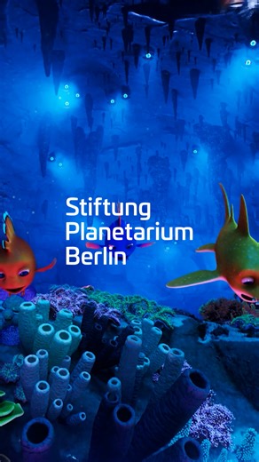 🌊🐟 Taucht ein in eine magische Unterwasserwelt: Noch bis Ende Februar 2026 könnt ihr im Zeiss-Großplanetarium das farbenfrohe Familienabenteuer »Die Legende des Zauberriffs« erleben. Begleitet den quirligen Jungbarsch Shorty, Schwester Indigo und Sägefisch Jake auf ihrer spannenden Reise zu einem geheimnisvollen Zauberriff, nachdem ein Schiff ihr Zuhause zerstört hat. ✨ Ein mitreißendes 360°-Fulldome-Erlebnis für Groß und Klein mit den Stimmen von Hannes Jaenicke, Emilia Schüle, Veronica Ferre