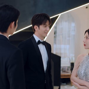 🎁Husband gets jealous when wife talks to strange man 🎁妻子和陌生男人说话，丈夫嫉妒了 📍📺Drama：Fall in You 🤗Welcome to click and watch🙆‍♂ #灼心 #FallinYou #Chinesedrama #hotdrama | 喵喵煲剧