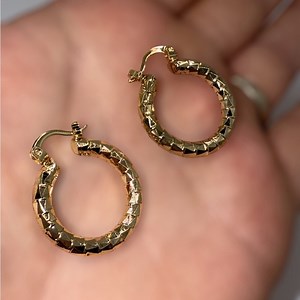 Elegant Gold Hoop Earrings