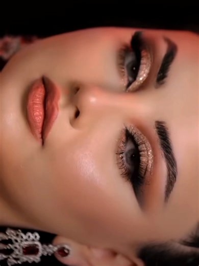 Arabic smokey eye makeup tutorial #makeupartist #fyp #arabicmakeup #smokeyeye #fypシ #goviral #dubai #aesthetic #eyeshadow #bride