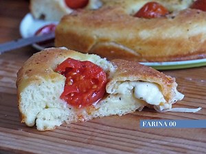 Avete presente la focaccia quella pugliese ? Io ci metto la bufala nel mezzo ! Che ne dite di provarla ? Ecco il nuovo video di Farina "00" che vi spiega come farla passo passo . #foodporn #giallosblog #bufala http://blog.giallozafferano.it/farina00/focaccia-ripiena-di-bufala/ | Farina "00"
