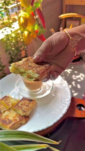 চিজি চিকেন মোগলাই পরোটা #shortsviral #breakfast #food
