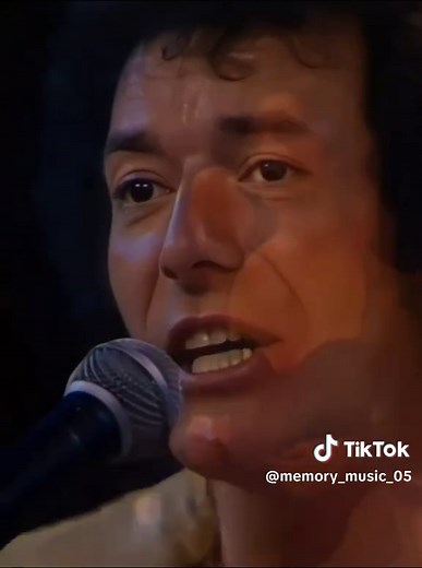 La mujer larga y fresca con un vestido negro de The Hollies en 1972