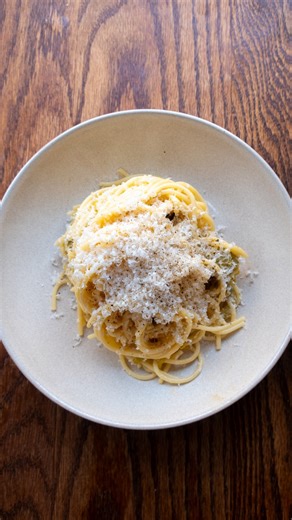georgie mullen on Instagram: "burnt leek carbonara ✨ A gorgeous mid-week dinner for you! ENJOY ❤️ INGREDIENTS: 4 large leeks 400g spaghetti 2 eggs 2 egg yolks 100g parmesan, grated with the star side of a cheese grater olive oil 2 garlic cloves, very finely minced salt & freshly ground black pepper to serve: extra parmesan METHOD: Preheat the oven to 200°c (fan assisted)/42°f/gas 7. Trim the top from the leeks at the point they start to flare (don’t throw these away, you can use them in lots of 