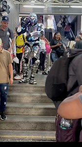 Un robot con actitud humana 🕺⚡️ | Robotronbot