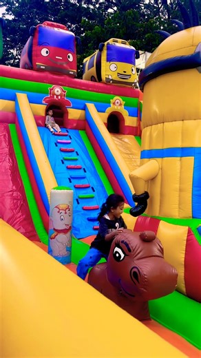 Duduk di atas sapi coklat mata bulat terjatuh ke belakang istana balon Tayo seru #happy #cocomelon