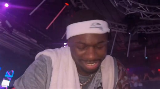 🎤🔥 Tiakola a enflammé la scène avec un concert live 🔥🎶 qui a électrisé le public ! 🙌🎉 | Tiakola Meloo