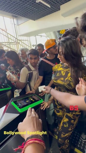 4.2M views · 16K reactions | #Nora fatehi running in metro station. #bollywoodcelebrity #bollywoodstylefilefun #bollywoodnewsupdateviral #viralpostfbreelsvideonews #fbreelfacebookpagevira #bollywoodentertainment | Bollywood Spotlight | Facebook